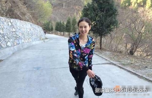 女星素颜潜水与水母嬉戏 大秀火辣性感身材