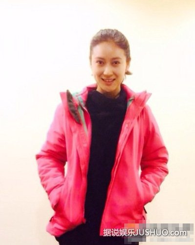 女星素颜潜水与水母嬉戏 大秀火辣性感身材