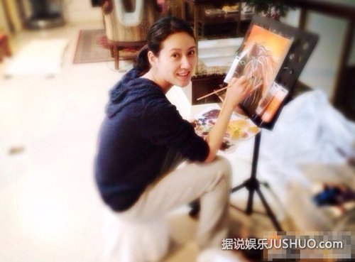 女星素颜潜水与水母嬉戏 大秀火辣性感身材