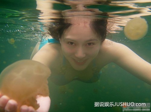 女星素颜潜水与水母嬉戏 大秀火辣性感身材