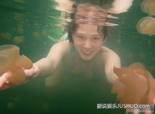 女星素颜潜水与水母嬉戏 大秀火辣性感身材