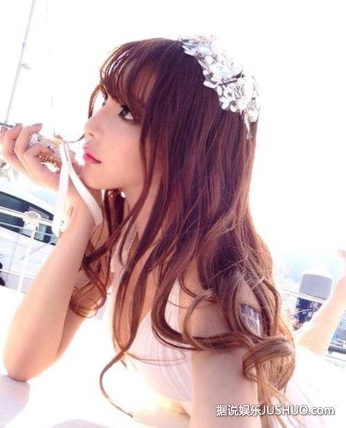 北舞校花梦妮突破尺度 与三猛男拍香艳写真