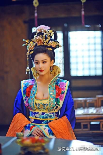 组图:张馨予酥胸半露丰满妖娆 据称符合唐朝审美