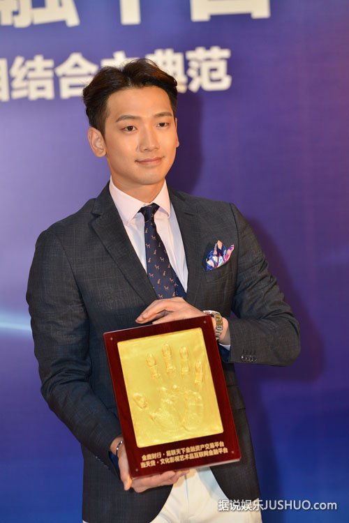 黄晓明变身“中国好男友” 与RAIN红毯PK人气 黄晓明变身“中国好男友” 与RAIN红毯PK人气