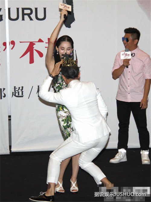《分手大师》发布会 柳岩玩打火机受惊花容失色