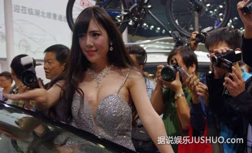 武汉车展车模走光露点 围观者用手机狂拍不雅照 武汉车展车模走光露点 围观者用手机狂拍不雅照
