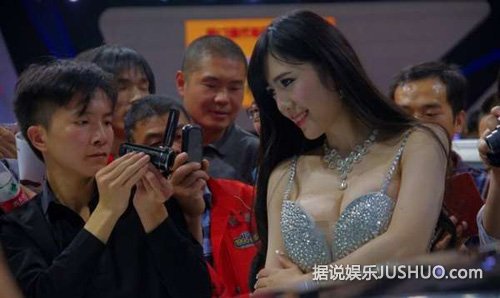 武汉车展车模走光露点 围观者用手机狂拍不雅照 武汉车展车模走光露点 围观者用手机狂拍不雅照