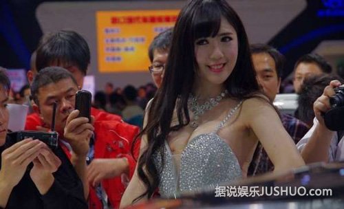 武汉车展车模走光露点 围观者用手机狂拍不雅照 武汉车展车模走光露点 围观者用手机狂拍不雅照