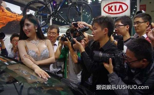 武汉车展车模走光露点 围观者用手机狂拍不雅照 武汉车展车模走光露点 围观者用手机狂拍不雅照