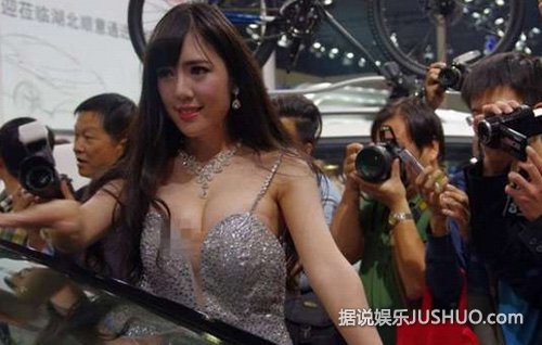 武汉车展车模走光露点 围观者用手机狂拍不雅照 武汉车展车模走光露点 围观者用手机狂拍不雅照
