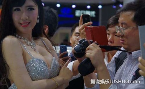 武汉车展车模走光露点 围观者用手机狂拍不雅照 武汉车展车模走光露点 围观者用手机狂拍不雅照