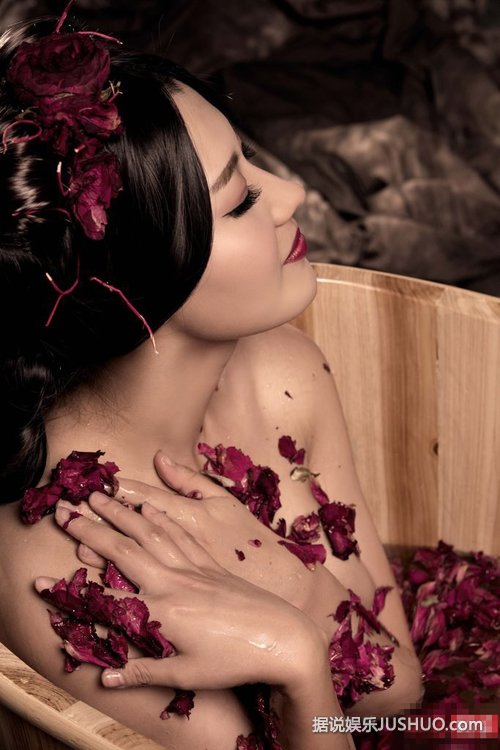 “大陆版瑶瑶”化身性感妖姬 Fcup双峰诱人