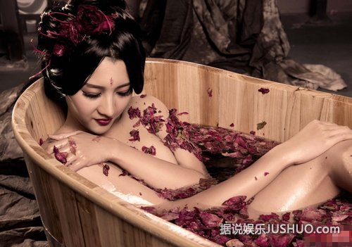 “大陆版瑶瑶”化身性感妖姬 Fcup双峰诱人