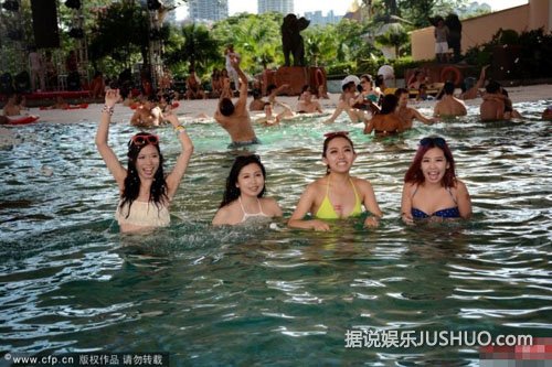深圳举办泳池派对 众美女着比基尼拼性感 深圳举办泳池派对 众美女着比基尼拼性感