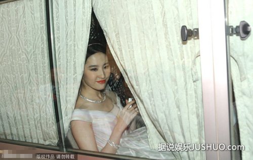 刘亦菲车内秀玉臂 遭路人偷拍表情不悦