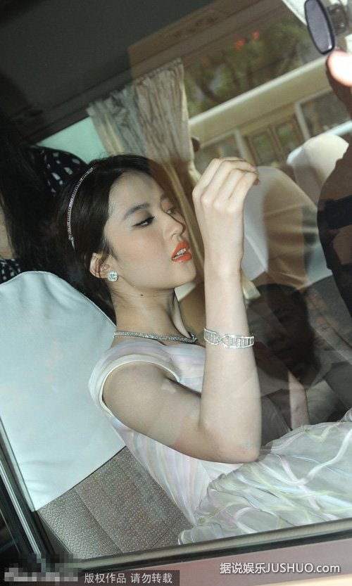 刘亦菲车内秀玉臂 遭路人偷拍表情不悦