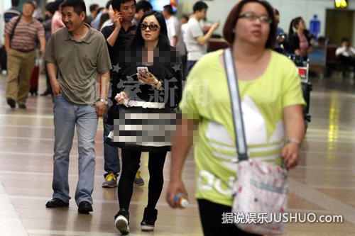 陶虹蓬蓬裙返京扮嫩 女儿徐小宝自来卷发萌萌哒