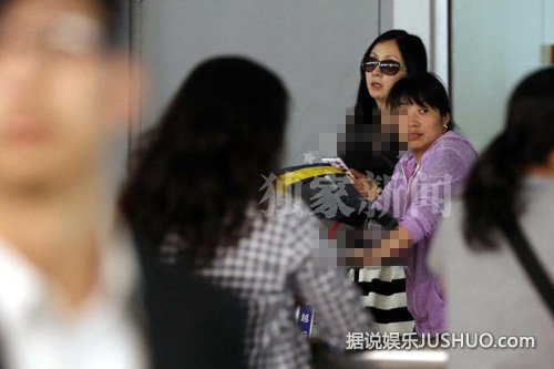 陶虹蓬蓬裙返京扮嫩 女儿徐小宝自来卷发萌萌哒