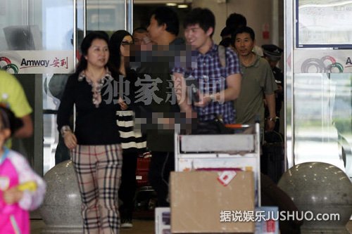 陶虹蓬蓬裙返京扮嫩 女儿徐小宝自来卷发萌萌哒