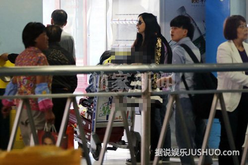 陶虹蓬蓬裙返京扮嫩 女儿徐小宝自来卷发萌萌哒