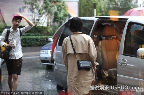 朱丹素颜现身 嘟嘴搞怪露囧态（组图）