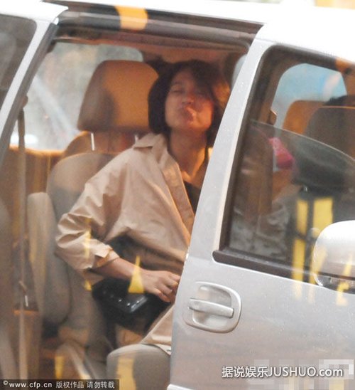 朱丹素颜现身 嘟嘴搞怪露囧态（组图）