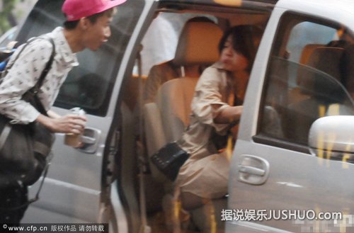 朱丹素颜现身 嘟嘴搞怪露囧态（组图）