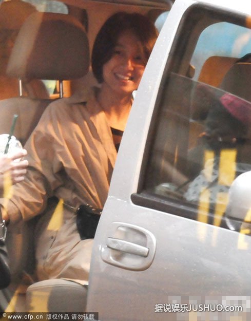 朱丹素颜现身 嘟嘴搞怪露囧态（组图）