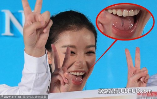 倪妮出席记者会上下失守 露底走光浑然不觉