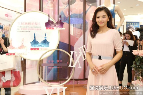 刘涛出席内衣代言活动 与比基尼女郎同台比美