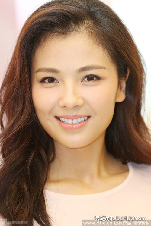 刘涛出席内衣代言活动 与比基尼女郎同台比美