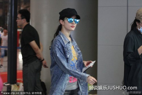 组图：刘亦菲穿牛仔装帅气现身 与粉丝合影亲民