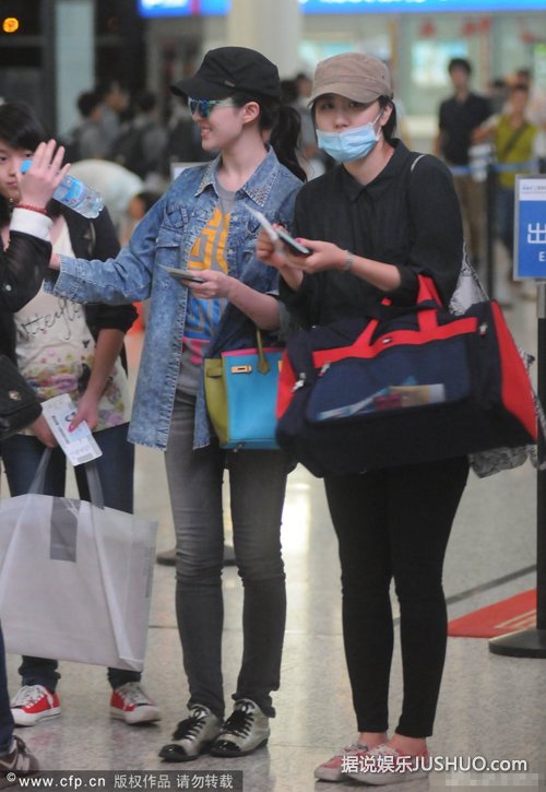 组图：刘亦菲穿牛仔装帅气现身 与粉丝合影亲民