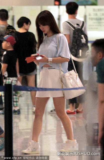 柳岩露脐小短裙扮清纯少女 小腿纹身显野性