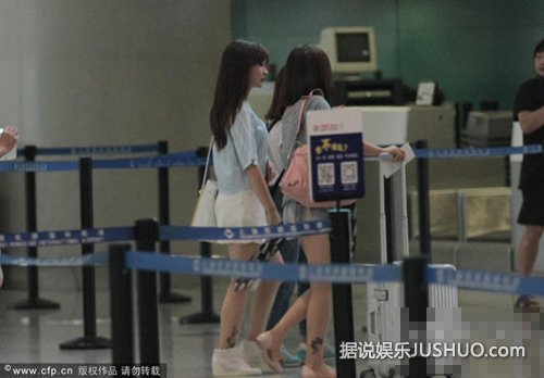 柳岩露脐小短裙扮清纯少女 小腿纹身显野性