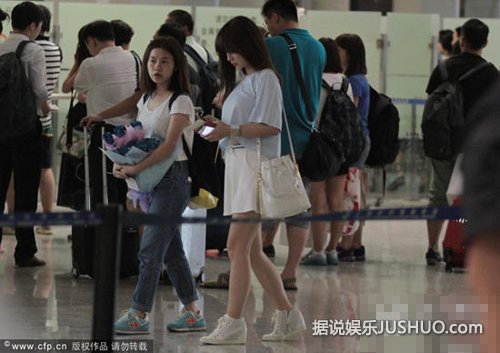 柳岩露脐小短裙扮清纯少女 小腿纹身显野性