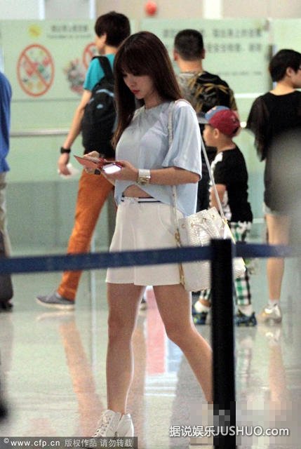 柳岩露脐小短裙扮清纯少女 小腿纹身显野性