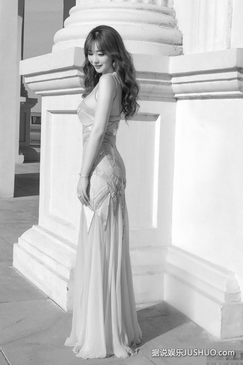 诱人！柳岩深V裸色长裙妩媚回眸 将发新歌《绝口不提》