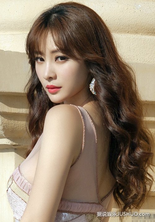 诱人！柳岩深V裸色长裙妩媚回眸 将发新歌《绝口不提》