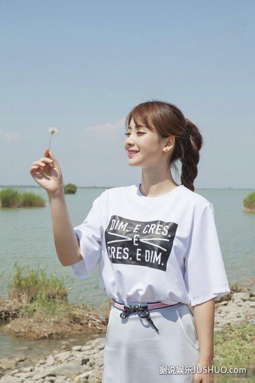 诱人！柳岩深V裸色长裙妩媚回眸 将发新歌《绝口不提》