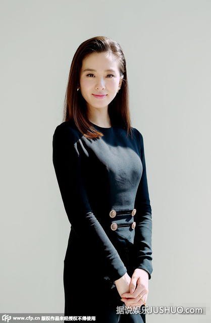 刘诗诗黑色紧身裙秀曼妙身材 散发成熟女人味