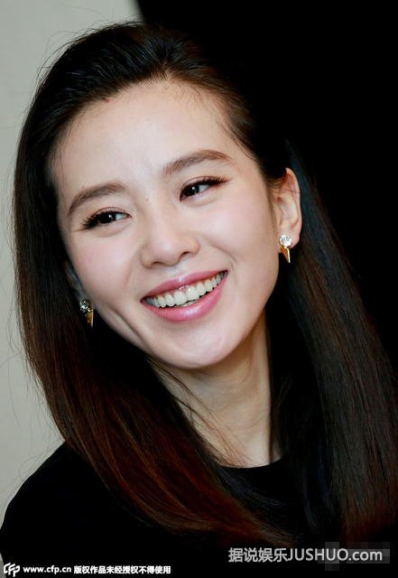 刘诗诗黑色紧身裙秀曼妙身材 散发成熟女人味