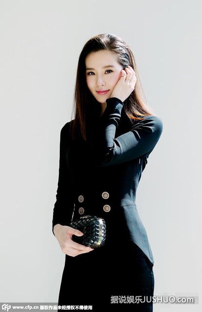 刘诗诗黑色紧身裙秀曼妙身材 散发成熟女人味