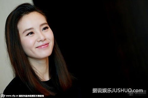 刘诗诗黑色紧身裙秀曼妙身材 散发成熟女人味