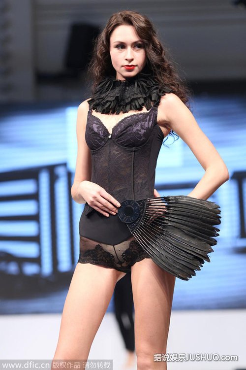 被坑了！上海内衣展模特身材火辣脸太丑遭吐槽