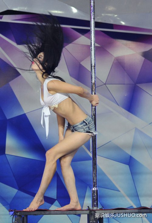 沈阳商家宣传大秀钢管舞 舞女底裤走光