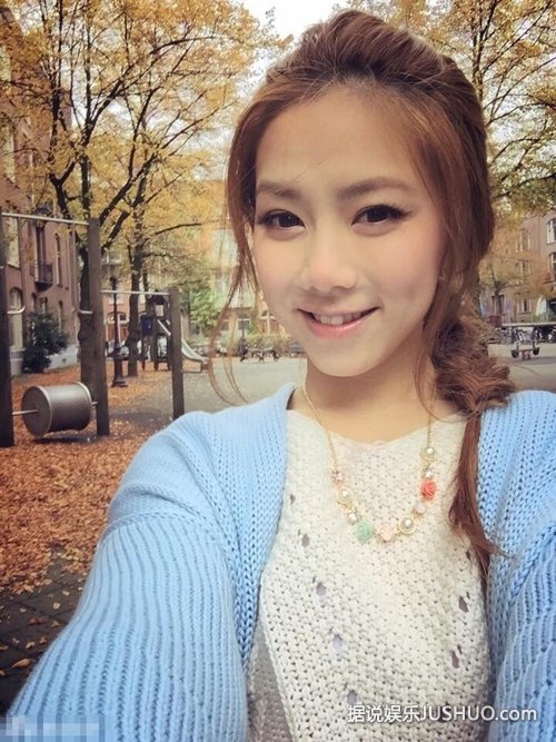 邓紫棋自拍清纯可人 忙里偷闲游荷兰