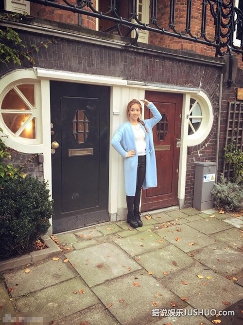 邓紫棋自拍清纯可人 忙里偷闲游荷兰