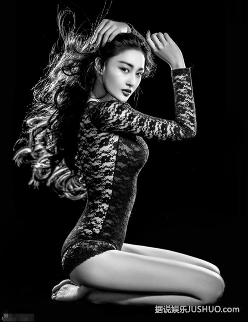 张馨予黑色蕾丝写真 长发妩媚大秀长腿
