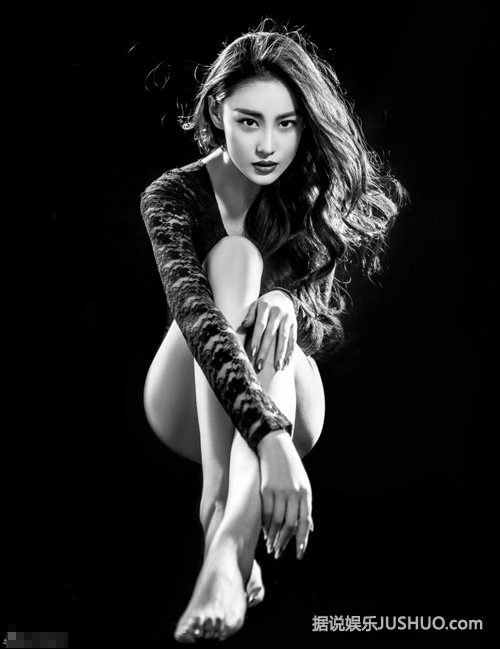 张馨予黑色蕾丝写真 长发妩媚大秀长腿